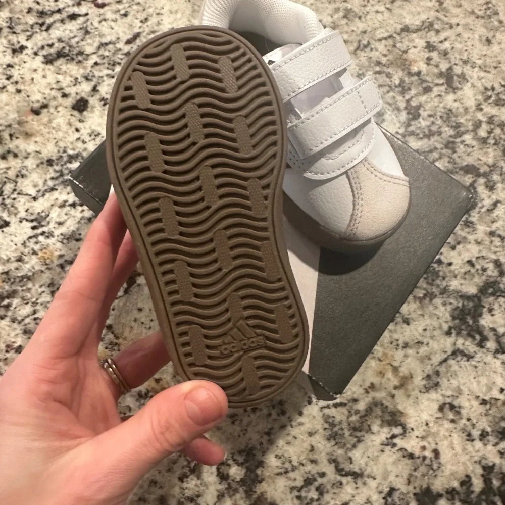 Size 5 toddler Adidas - Picture 3 of 5